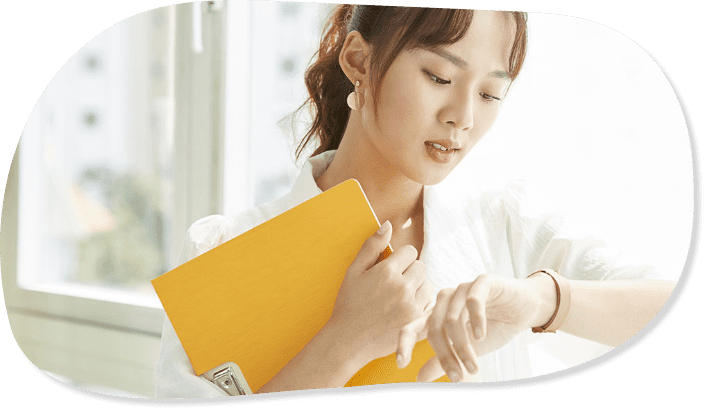 女性が時計を見て時間を気にしている様子