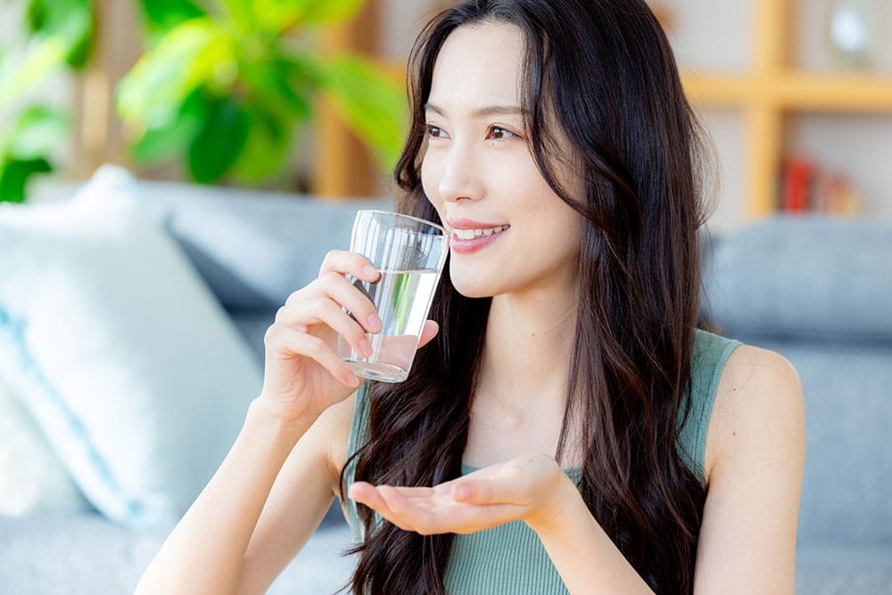 女性が薬を飲んでいる様子